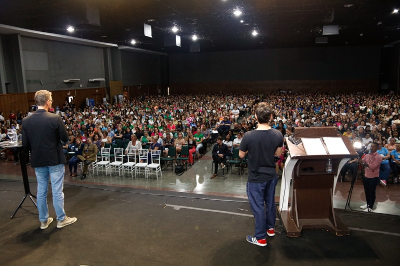 Público lotando a Sala Principal durante palestra